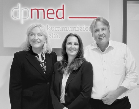 Medizin-Spezialist dpmed kauft PR-Agentur - Benedikta Springer (li.) führt ihre PR-Agentur Ammersee Communication ab sofort zusammen mit den dpmed-Vorstandsmitgliedern Franziska Thiele (Mitte) und Dr. med. Claus Wilimzig - Foto: dpmed